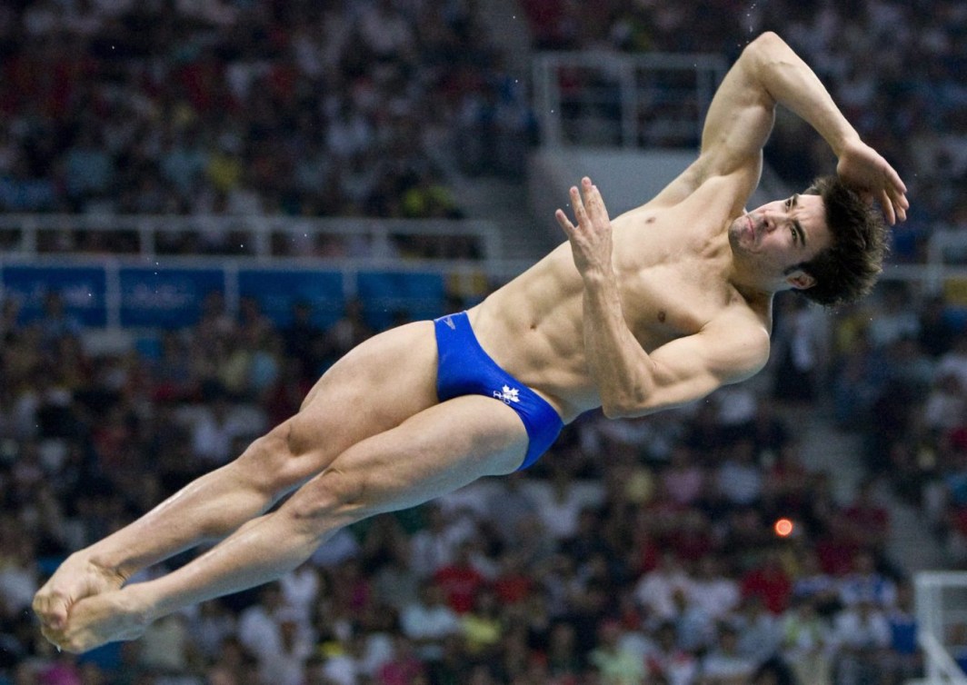 Alexandre Despatie effectue une vrille pendant un  plongeon.