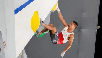 Un athlète sur un mur d'escalade de blocs.