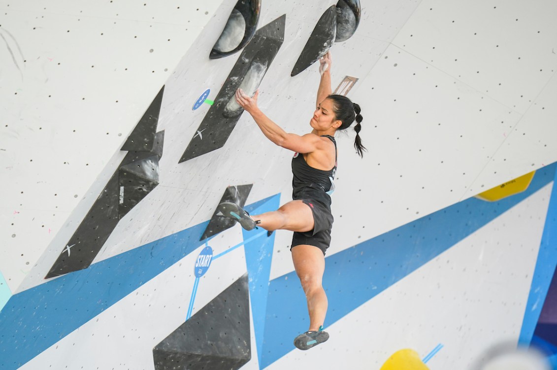 Alannah Yip grimpe un mur de la compétition de bloc.