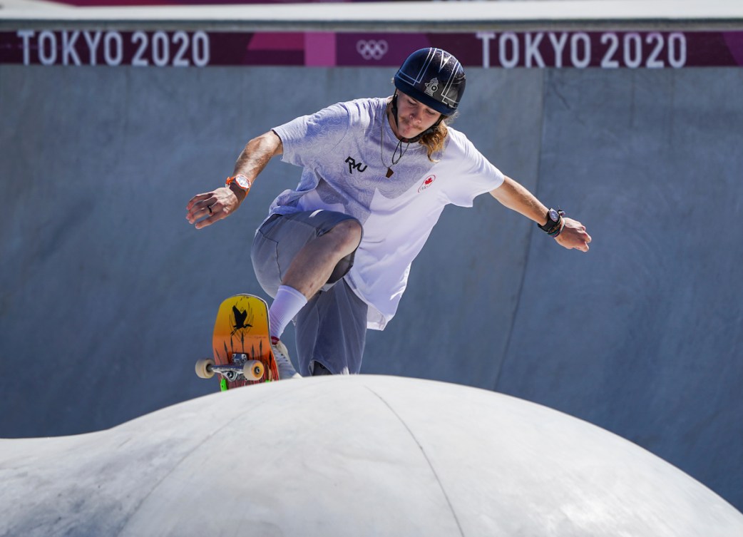 Andy Anderson sur un skateboard.