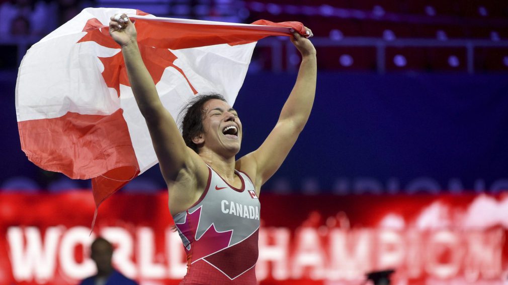 Justina Di Stasio célèbre avec le drapeau canadien.