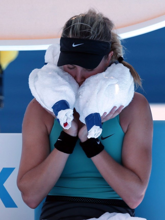 team-canada-eugenie-bouchard-australian-open-2014 Eugénie Bouchard utilise de la glace dans une serviette pour se rafraîchir aux Internationaux d'Australie de 2014. (Photo AP / Aijaz Rahi)