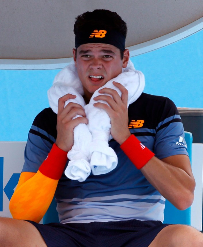 team-canada-milos-raonic-australian-open-2016 Milos Raonic se rafraîchit avec un collier de glace aux Internationaux d'Australie de 2016. (Photo AP / Aaron Favila)