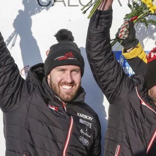 bobsleigh-world-cup-kripps-sommer-022319-620 Justin Kripps et Ryan Sommer célèbrent leur médaille d'argent en bob à deux à la Coupe du monde de l'IBSF, à Calgary, le 24 février 2019. (Photo : IBSF/Twitter)