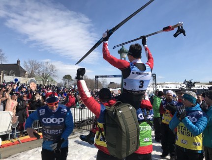 Alex Harvey célèbre sa médaille d'argent et la fin de sa carrière à la Coupe du monde de ski de fond de Québec, le 24 mars 2019. Photo : Équipe Canada