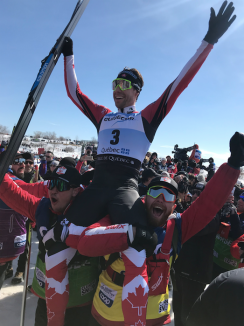 Alex Harvey célèbre sa médaille d'argent à la poursuite 15 km style libre à la Coupe du monde de ski de fond de Québec, le 24 mars 2019. Photo : Équipe Canada