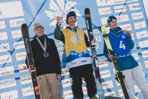 De gauche à droite : Andri Ragettli, de la Suisse, Mac Forehand, des États-Unis, et Max Moffat, du Canada, célèbrent leur place au classement général (respectivement troisième, premier et second) à la Coupe du monde de Silvaplana, en Suisse, le 30 mars 2019. Photo : Mateusz Kielpinski (FIS)