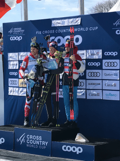 harvey-alex-equipe-canada-quebec-2019 De gauche à droite : Alex Harvey, médaillé d'argent, le Norvégien Johannes Hoesflot Klaebo, médaillé d'or, et le Russe Alexander Bolshunov, médaillé de bronze, ensemble sur le podium de la poursuite 15 km style libre à la Coupe du monde de ski de fond de Québec, le 24 mars 2019. Photo : Équipe Canad