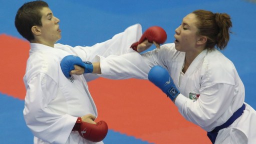 Olivia Grant (à gauche) affronte Xunashi Caballero, du Mexique, en demi-finale de karaté aux Jeux panaméricains de Guadalajara 2011.