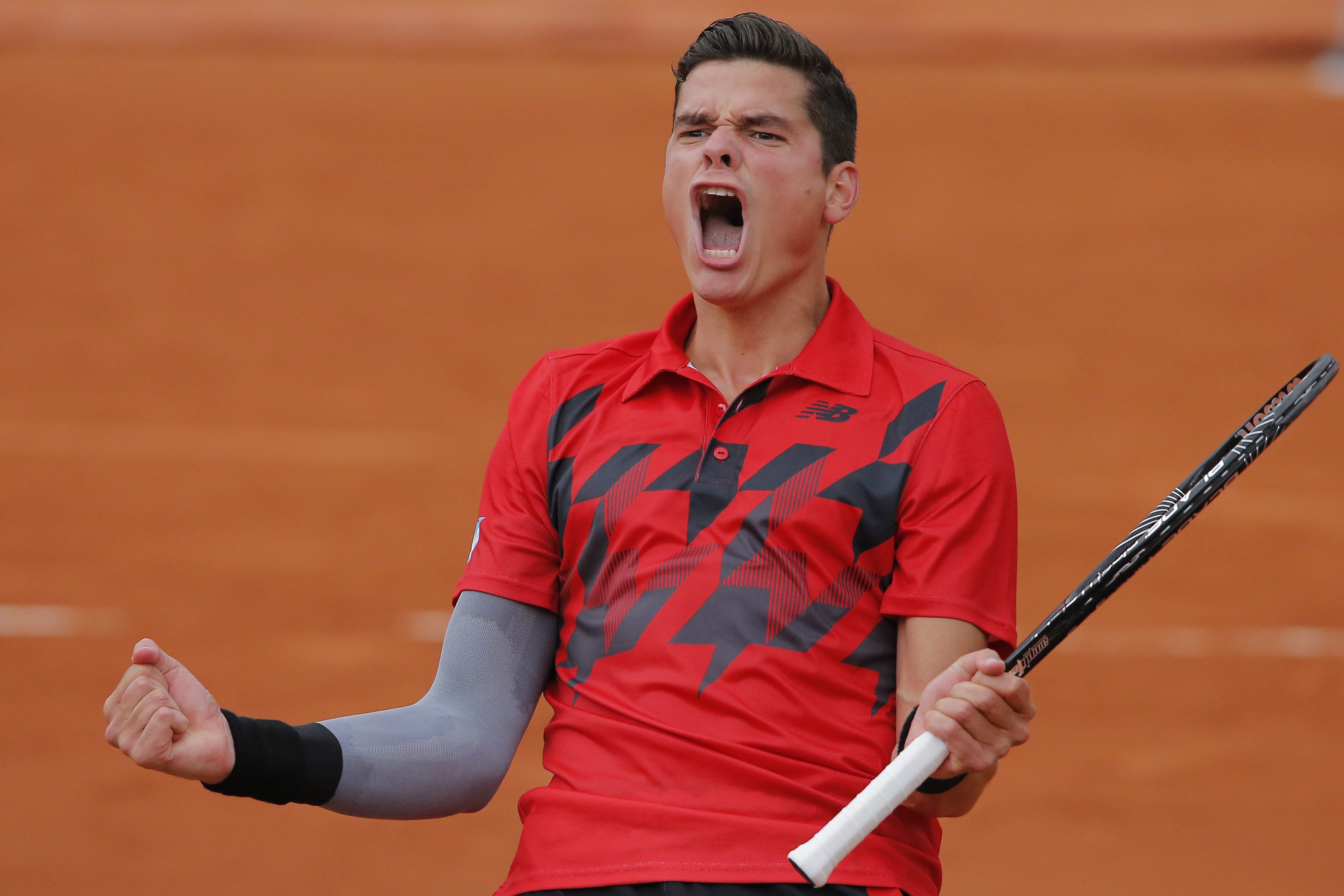 Milos Raonic célèbre sa victoire contre l'Espagnol Marcel Granollers au stade de Roland Garros à Paris, en France, le 1er juin 2014. (AP Photo/Michel Spingler)