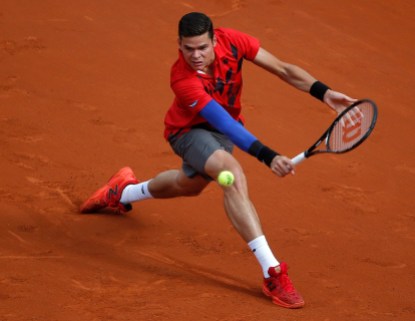 France Tennis French Open Milos Raonic effectue un revers lors de sont match de quart de finale des Internationaux de France l'opposant à Novak Djokovic, le 3 juin 2014. (AP Photo/Michel Euler)