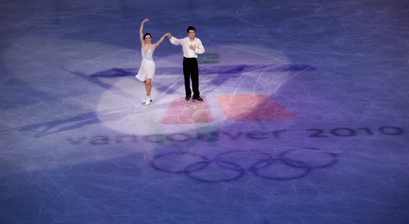 Tessa Virtue et Scott Moir saluent la foule après une performance à Vancouver 2010