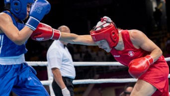 Deux boxeuses en plein combat