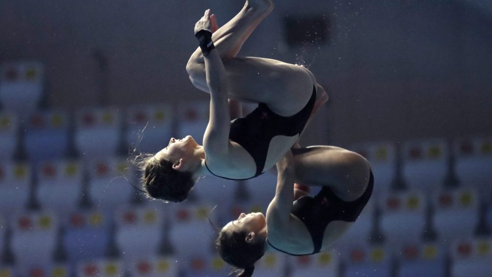 Caeli McKay et sa coéquipière Meaghan Benefeito en pleine action lors d'une épreuve de plongeon synchronisé au Championnat Mondial de Natation en Corée du Sud