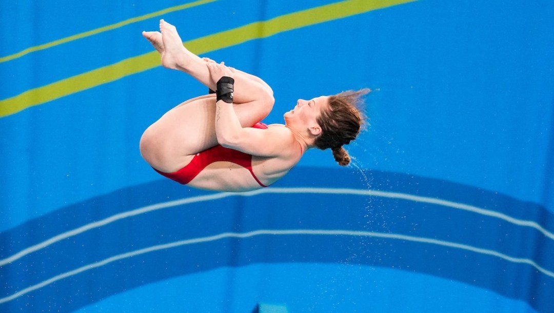 Caeli McKay dans les airs durant un plongeon.