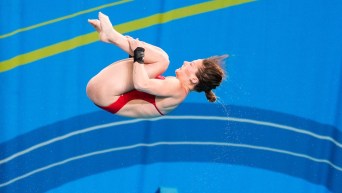 Caeli McKay dans les airs durant un plongeon.