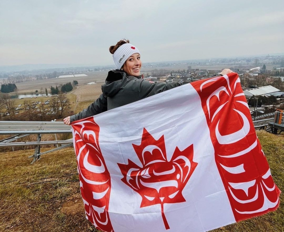 Alexandria Loutitt avec le drapeau autochtone canadien. 