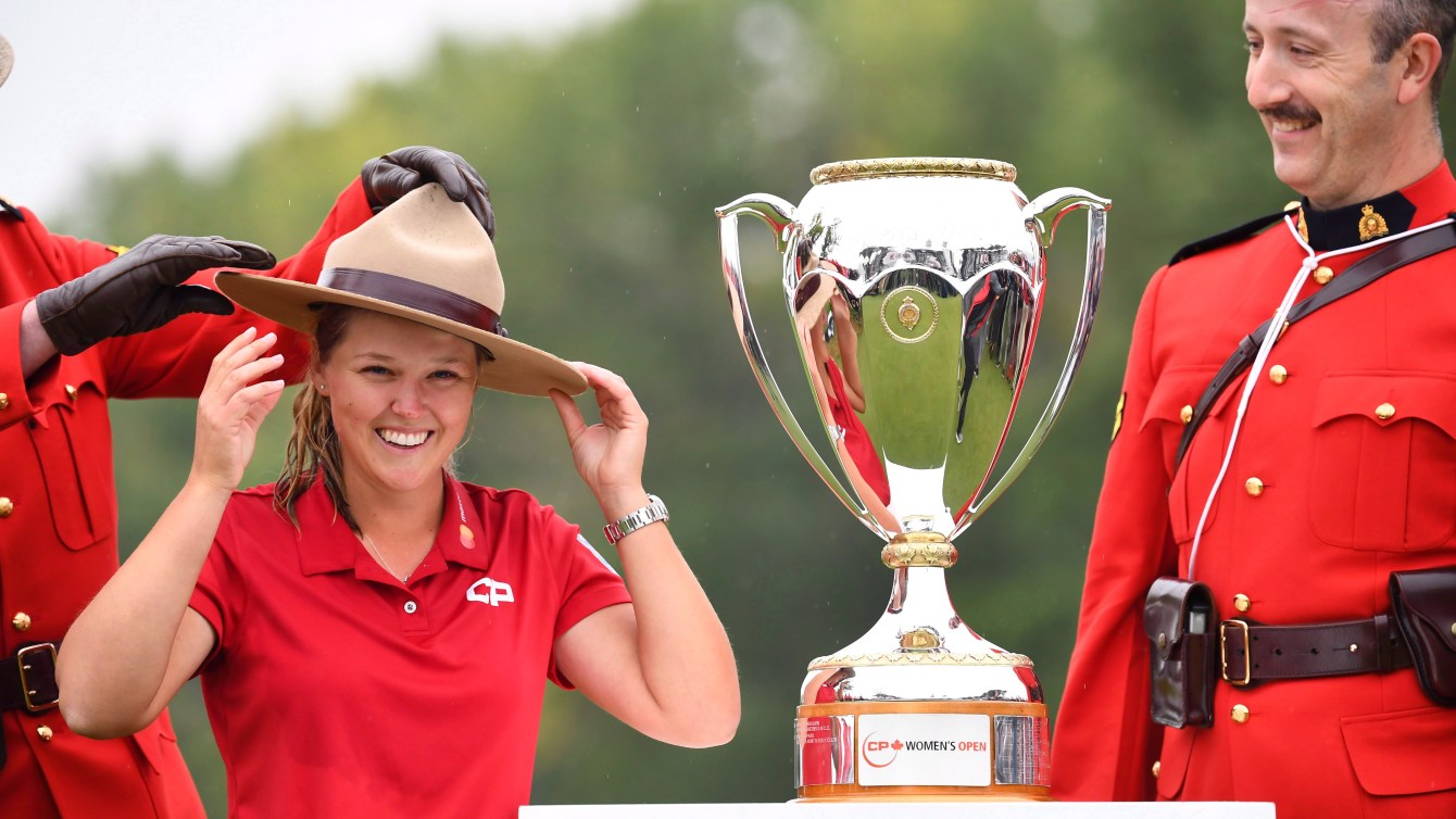 Brooke Henderson avec un chapeau de la police montée.