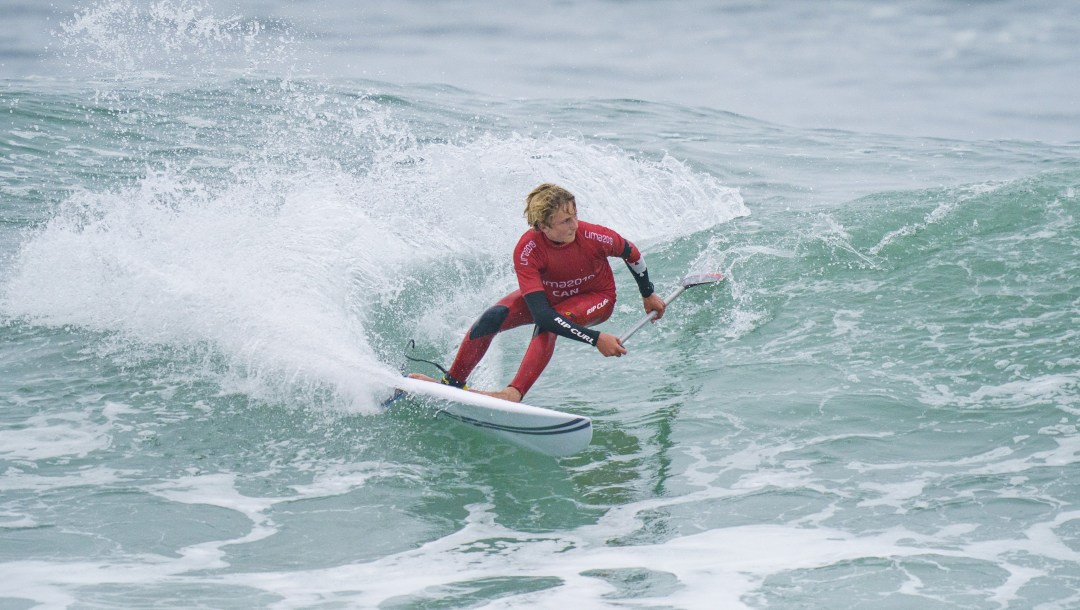 Finn Spencer en action en surf.
