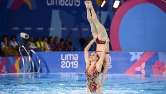 Deux nageuses artistiques effectuent une manoeuvre