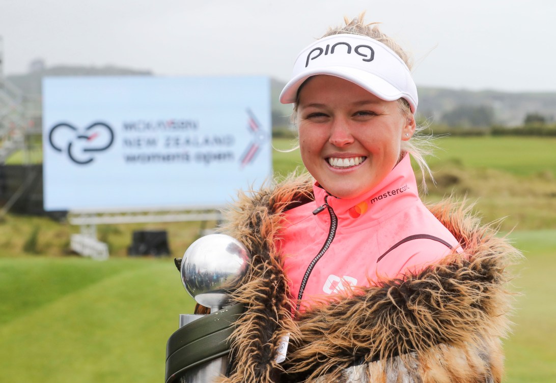 Brooke Henderson sourit avec son trophée. 