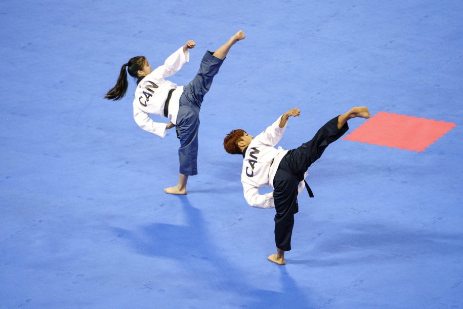 Deux athlètes en taekwondo traditionnel