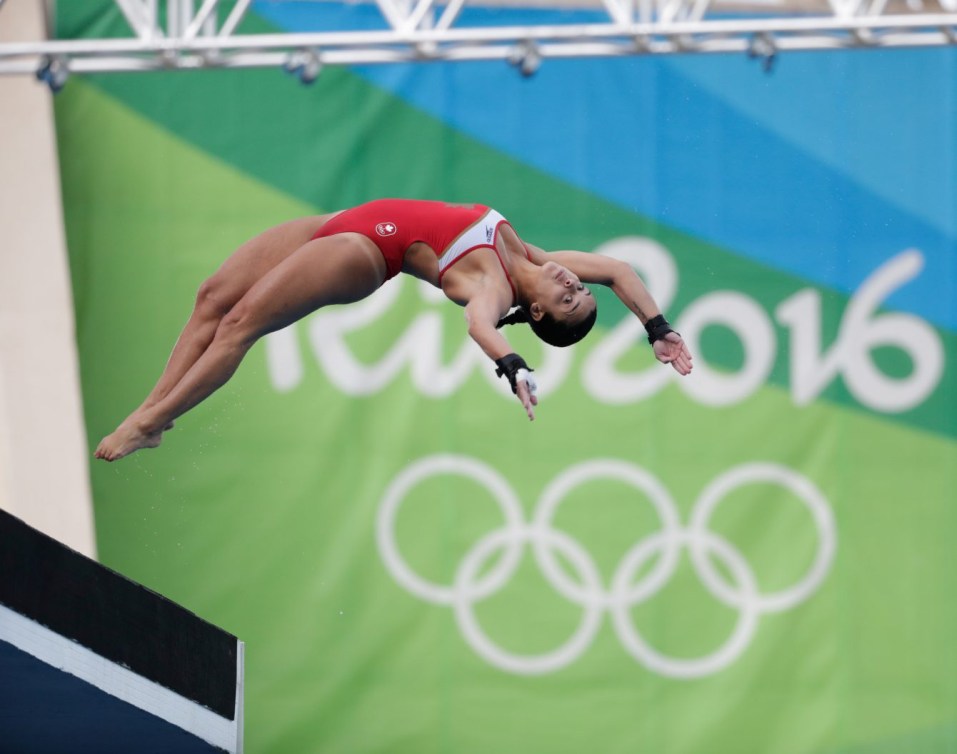 Une plongeuse saute de la tour de 10 m à Rio 2016