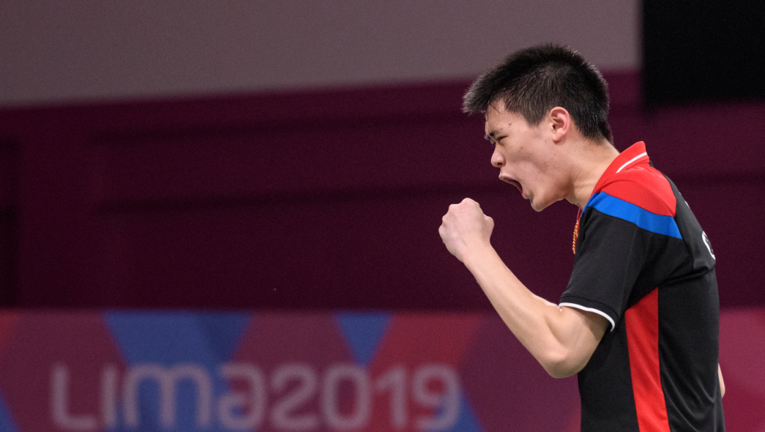 Un joueur de badminton célèbre sa victoire