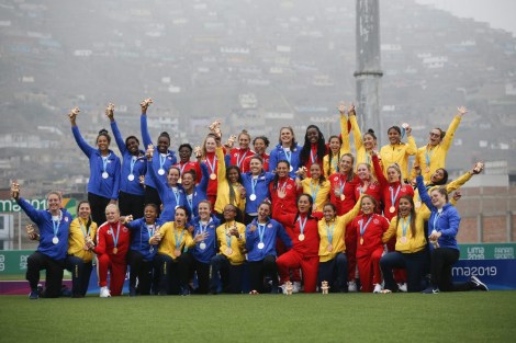 Lima, Sunday July 28, 2019 Members of the Rugby 7 team of the USA, Canada and Colombia pose with their gold, silver and bronce medals respectively at the Complejo Deportivo Villa Maria del Triunfo at the Pan American Games Lima 2019. Copyright Cristiane Mattos Mandatory credits: Lima 2019 ** NO SALES ** NO ARCHIVES ** Les trois équipe médaillées du tournoi de rugby à sept féminin aux Jeux panaméricains de Lima 2019, au Pérou, le 28 juillet 2019. Photo David Jackson/COC