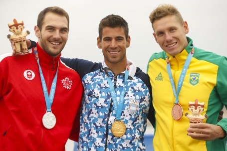 Marshall Hughes célèbre sa médaille d'argent en canoe sprint aux Jeux panaméricains de Lima 2019. Albufera Medio mundo - Huacho Droits d'auteur Flávio Florido / Lima 2019