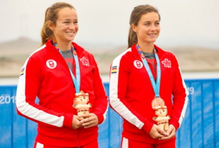 Canoe Sprint Anne Lavoie-Parent et Rowan Hardy-Kavanagh sur le podium après avoir remporté leur médaille de bronze au C2-500 m en canoë vitesse aux Jeux panaméricains de Lima, au Pérou, le 29 juillet 2019. Photo : Flavio Florido / Lima 2019