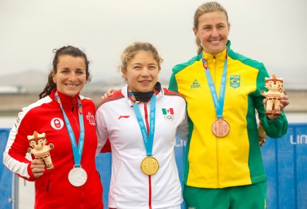 Canoe Sprint De gauche à droite : la médaillée d'argent Andréanne Langlois, la médaillée d'or Beatriz Briones, du Mexique, et la médaillée de bronze Ana Paula Vergutz, du Brésil, posent lors de la cérémonie des médailles du K1-500 m en canoë sprint aux Jeux panaméricains de Lima, au Préou, le 29 juillet 2019. Photo : Flavio Florido / Lima 2019