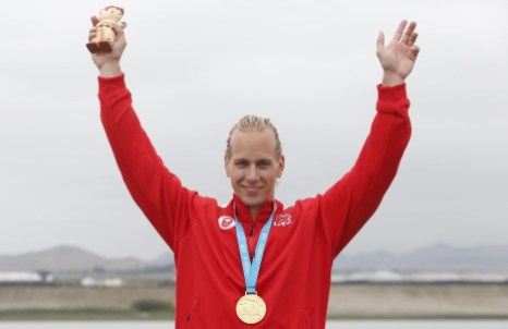 Équipe Canada Canoe kayak Sprint Dominik Crête Lima 2019 Dominik Crête célèbre sa médaille d'or à Lima 2019