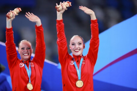 Artistic Swimming Jacqueline Simoneau et Claudia Holzner célèbrent après avoir remporté l'or à l'épreuve en duo en natation artistique aux Jeux panaméricains de Lima, au Pérou, le 31 juillet 2019. Photo : Hector Vivas / Lima 2019