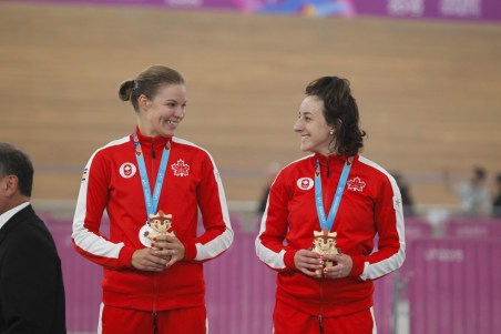 Équipe Canada Miriam Brouwer ,à gauche et Maggie Coles-Lyster cyclisme sur piste Miriam Brouwer ,à gauche, et Maggie Coles-Lyster posent avec leurs médailles d'argent du madison aux Jeux panaméricains Lima 2019. Photo : Lima 2019