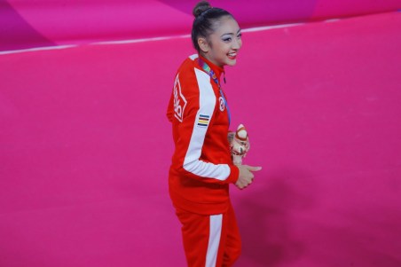 Katherine Uchida pose avec sa médaille d'argent au ballon en gymnastique rythmique à Lima 2019, le 4 août 2019. Photo: Sebastian Castañeda / Lima