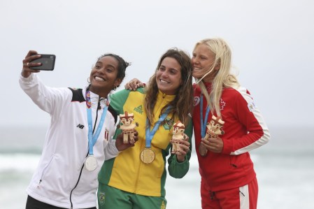 Équipe Canada Mathea Olin surf Lima 2019 Mathea Olin prend un selfie avec les médaillées en planche longue de Lima 2019