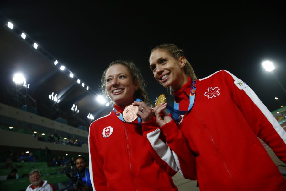 Natasha Wodak, médaillée d'or, et Rachel Cliff, médaillée de bronze, célèbrent leur double podium au 10 000 m de Lima 2019