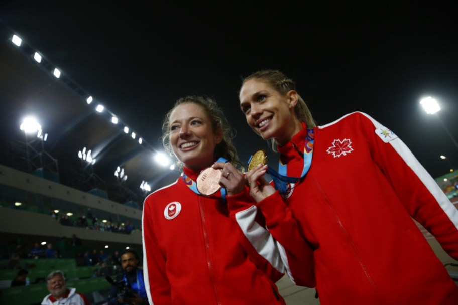 Équipe Canada Natasha Wodak et Rachel Cliff athlétisme Lima 2019 Natasha Wodak, médaillée d'or, et Rachel Cliff, médaillée de bronze, célèbrent leur double podium au 10 000 m de Lima 2019