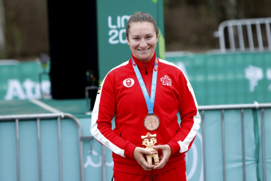 Équipe Canada Laurie Jussaume cyclisme sur route Lima 2019 Laurie Jussaume pose avec sa médaille de bronze au contre-la-montre de Lima 2019