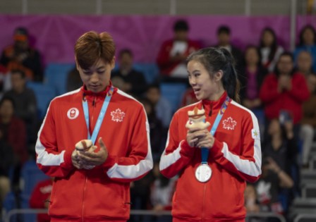 20190728__poomsae_11 Jinsu Ha et Michelle Lee posent avec leurs médailles après avoir remporté l'argent en taekwondo poomsae mixte aux Jeux panaméricains de 2019 à Lima, le 28 juillet 2019. Photo de Dave Holland / COC
