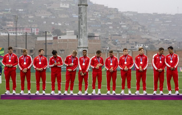 L'équipe canadienne de rugby masculin posent avec leurs médailles d'argent aux Jeux panaméricains de Lima 2019 le 28 juillet 2019. Photo de David Jackson / COC