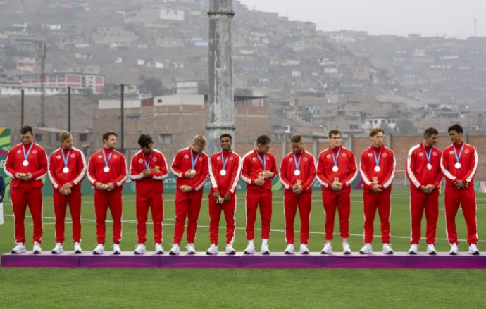 20190728_men's rugby_23 (1) L'équipe canadienne de rugby masculin posent avec leurs médailles d'argent aux Jeux panaméricains de Lima 2019 le 28 juillet 2019. Photo de David Jackson / COC
