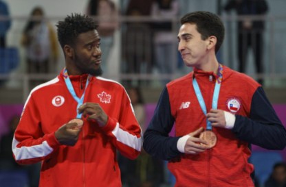 20190728_men's taekwondo_67 Hervan Nkogho, du Canada, à gauche, célèbrent sa médaille de bronze en taekwondo masculin 68 kg aux Jeux panaméricains de 2019 à Lima le 28 juillet 2019. Photo de Dave Holland / COC