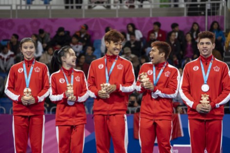 20190728_poomsae_12 Jinsu Ha, Michelle Lee, Mark Bush, Valerie Ho et Abbas Assadian Jr. avec leurs médailles d'argent en équipe mixte de taekwondo poomsae aux Jeux panaméricains de 2019 à Lima, le 28 juillet 2019. Photo de Dave Holland / COC