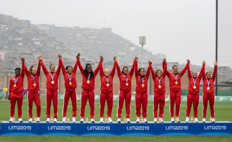 L'équipe canadienne de rugby féminin posent avec leurs médailles d'or aux Jeux panaméricains de Lima 2019 le 28 juillet 2019. Photo de David Jackson / COC