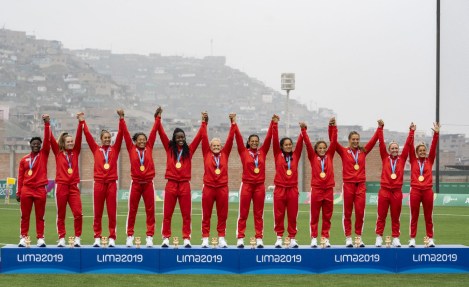 20190728_women's rugby_20 (1) L'équipe canadienne de rugby féminin posent avec leurs médailles d'or aux Jeux panaméricains de Lima 2019 le 28 juillet 2019. Photo de David Jackson / COC