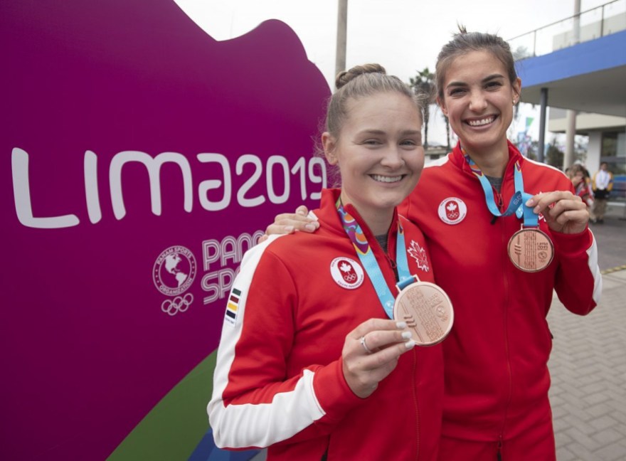 Samantha Cornett Hollie Naughton Hollie Naughton et Samantha Cornett avec leurs médailles de bronze de Lima 2019