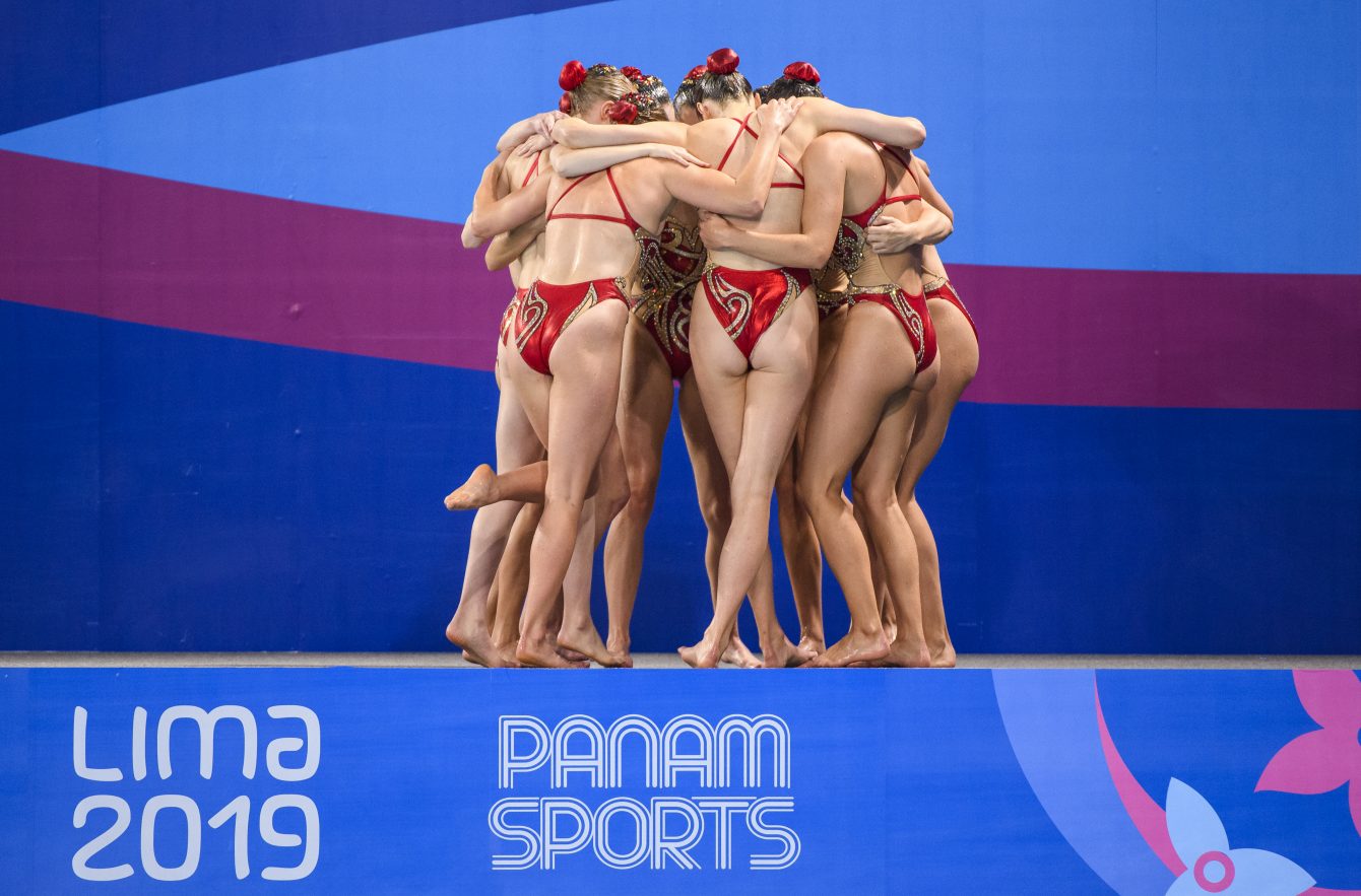Équipe Canada célèbre après l'épreuve en équipe aux Jeux panaméricains de Lima, au Pérou, le 31 juillet 2019. Photo : Christopher Morris/COC