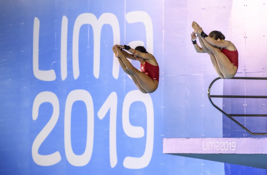 Meaghan Benfeito et Caeli McKay participent au 10 m synchro aux Jeux panaméricains de Lima, au Pérou, le 4 août 2019. Photo : Christopher Morris/COC